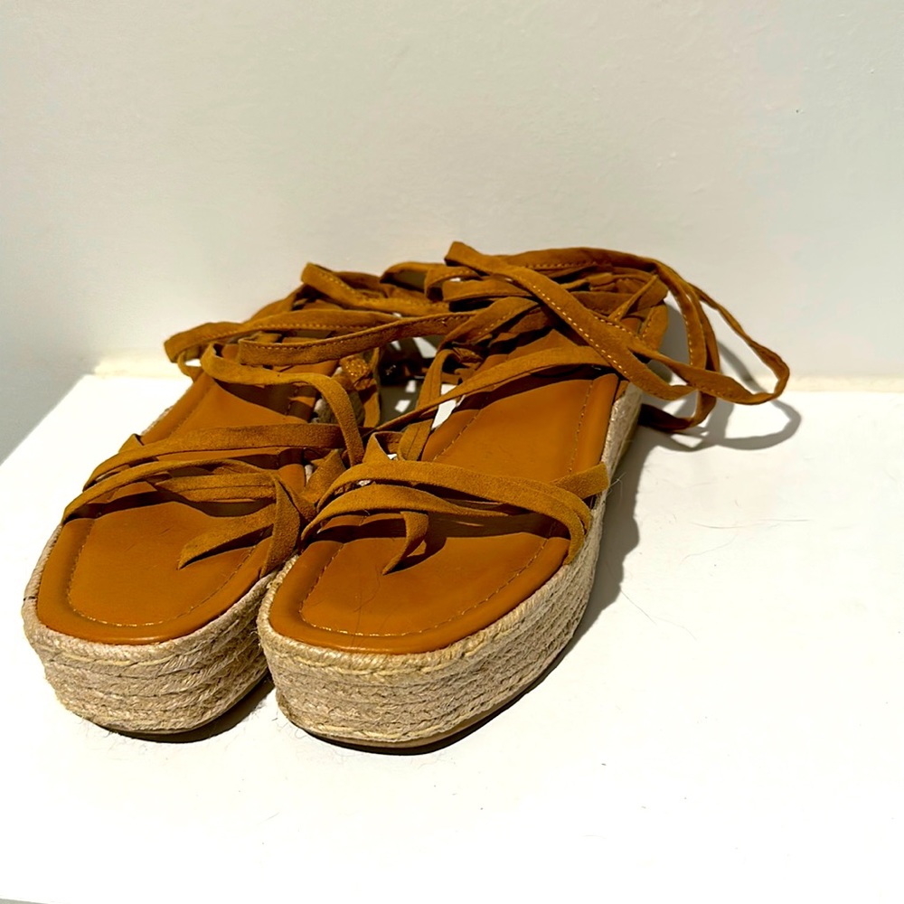 Universal thread tie up sandles